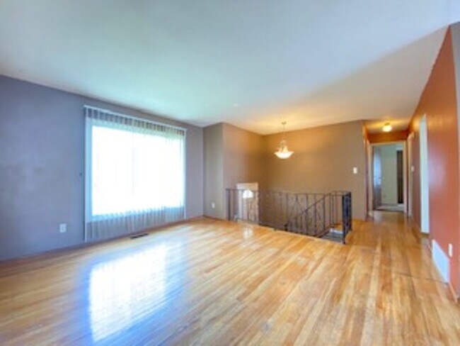 Building Photo - 3 Bedroom Home Available in Elkhart!