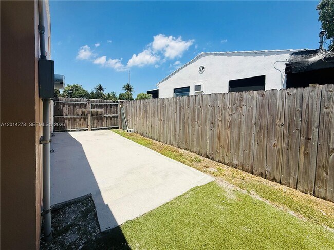 Building Photo - 2318 Dewey St