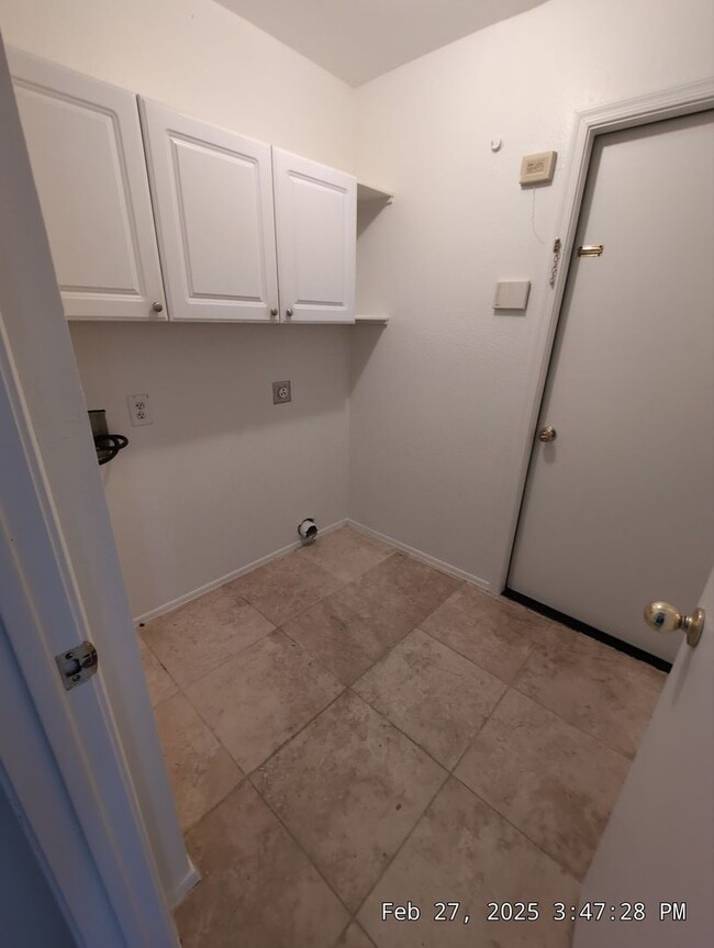 Building Photo - Welcome to your new cozy, immaculate and spacious home!