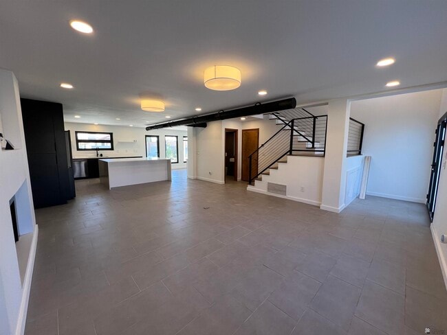 Building Photo - 995 W 35th St