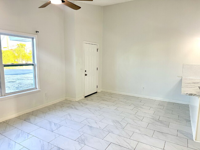 Building Photo - 5417 Sunset Ave