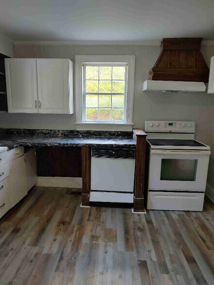 Building Photo - 8155 Columbus Rd