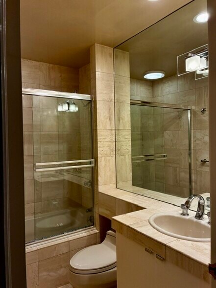 Building Photo - 477 Crestmont Dr