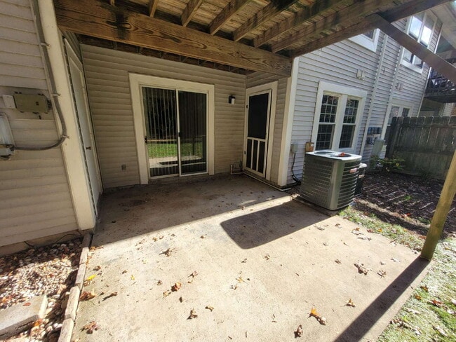 Building Photo - 2 Bedroom Condo Near Chicks Beach!