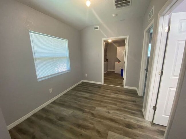 Building Photo - 1 Bedroom 1 Bath Duplex in Ormand Beach fo...