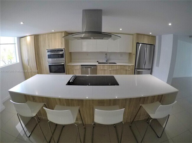 Building Photo - 10230 Collins Ave