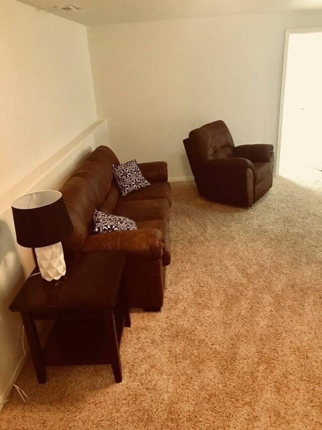 Building Photo - 3 Bedroom Townhome | Attached Double Stall Garage | Spacious