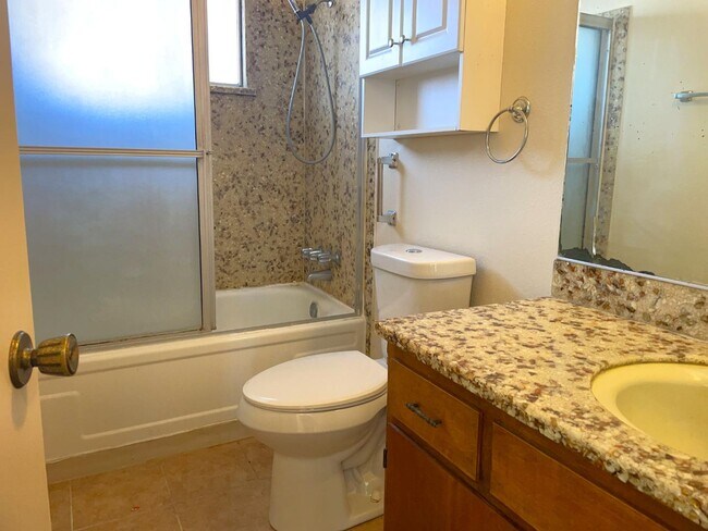 Building Photo - 302 Lovell Way