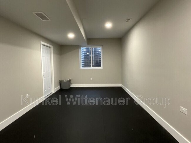 Building Photo - 1212 Hickory Point Dr