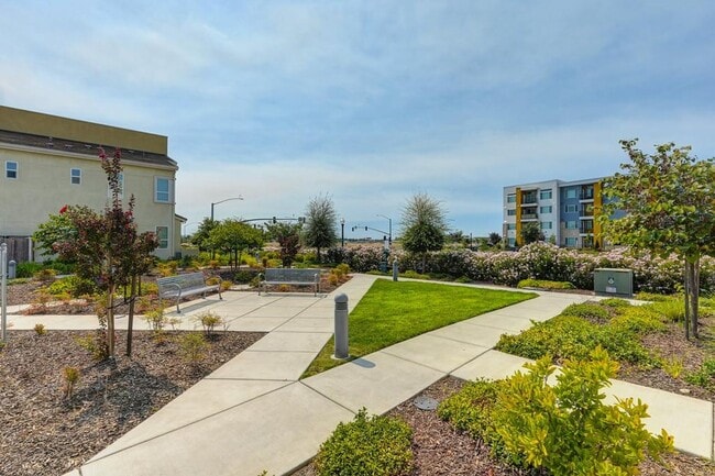 Building Photo - Now Leasing – 3 Bed + Loft, 2.5 Bath (2019...