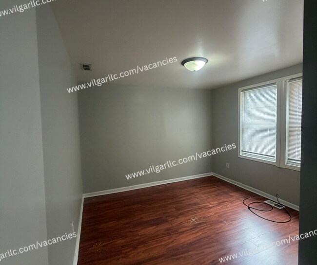 Building Photo - 4842 Northcote Ave