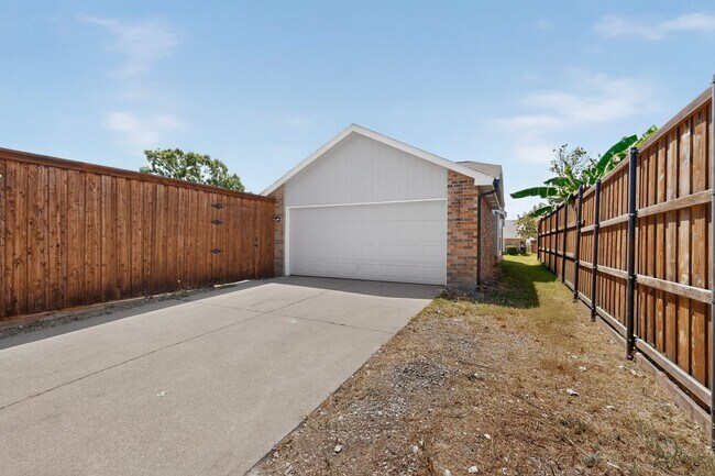 Building Photo - 4420 Seville Ln