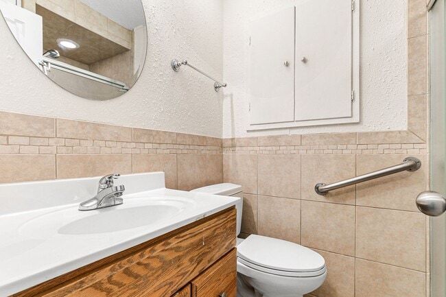 Building Photo - Charming Private 1-Bedroom Carriage House with Modern Amenities in Englewood