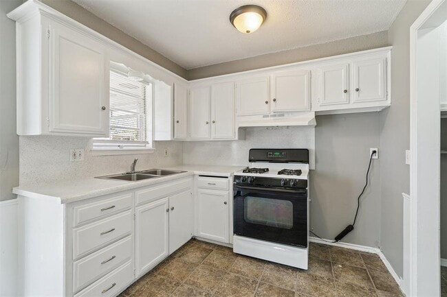 Building Photo - 4009 Vickie Dr