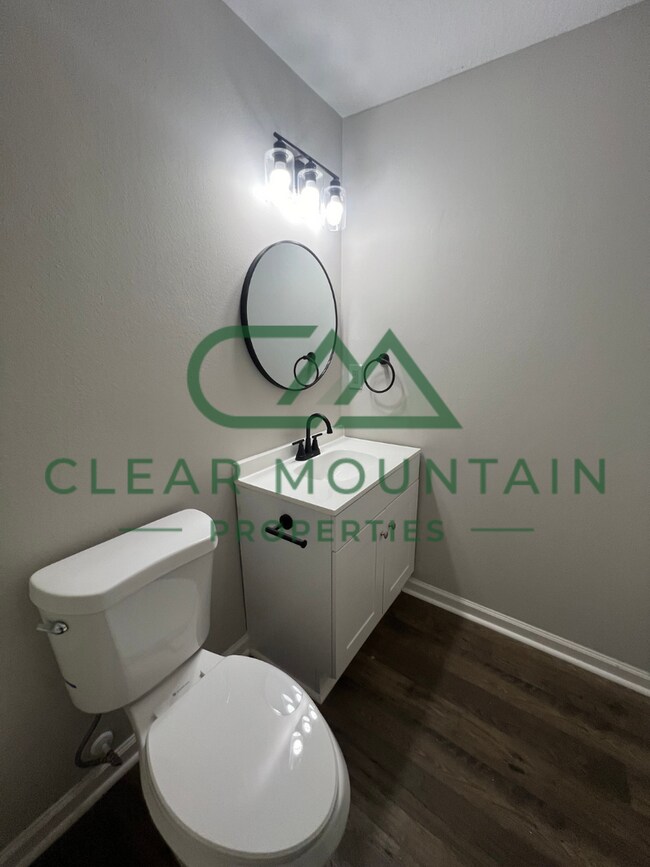 Building Photo - Fully Renovated 4 Bedroom Home – Convenien...