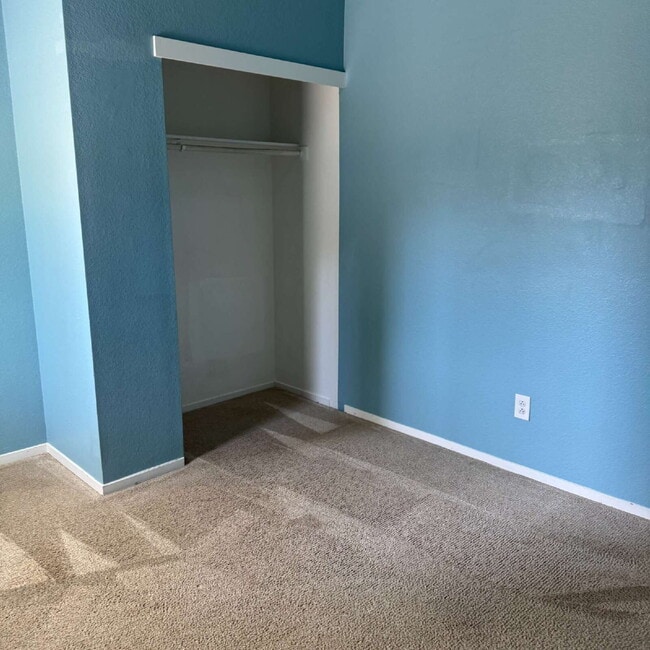 Building Photo - Great location near park and shopping