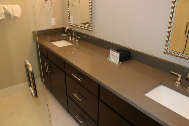 Building Photo - 929 13th Ave S