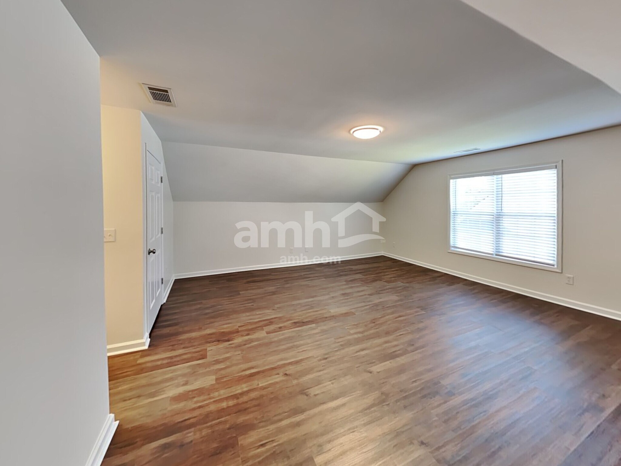 Building Photo - 952 Waldwick Dr