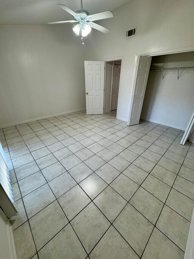 Building Photo - 129 SE Scottwood Dr