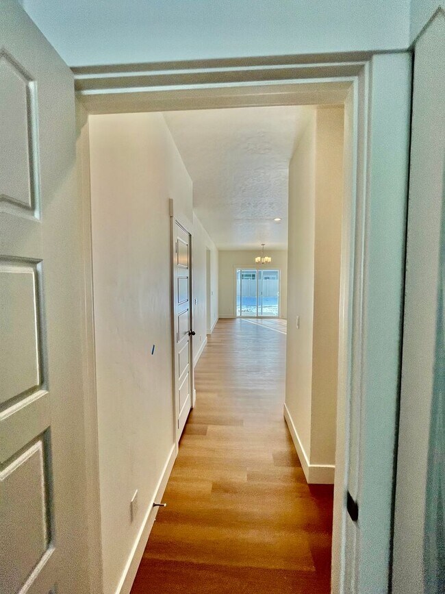 Building Photo - Beautiful 3 Bed 2 Bath Home with Community Pool: Available Now!!