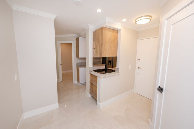 Building Photo - 1 Bedroom + Den / 1 Bath Condo w/ patio an...