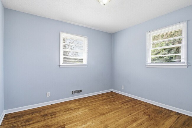 Building Photo - Majestic Maxwell