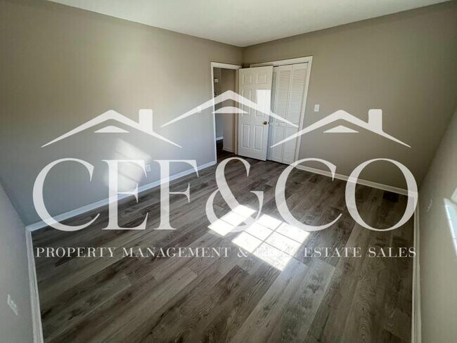 Building Photo - Conveniently located 2 bedroom 1 bathroom duplex now available!