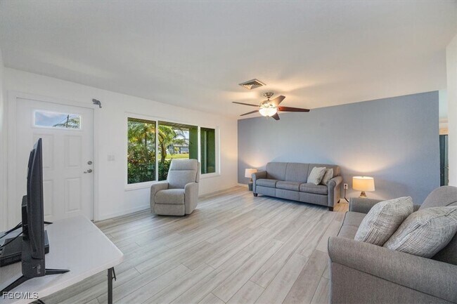 Building Photo - 2032 Coral Point Dr