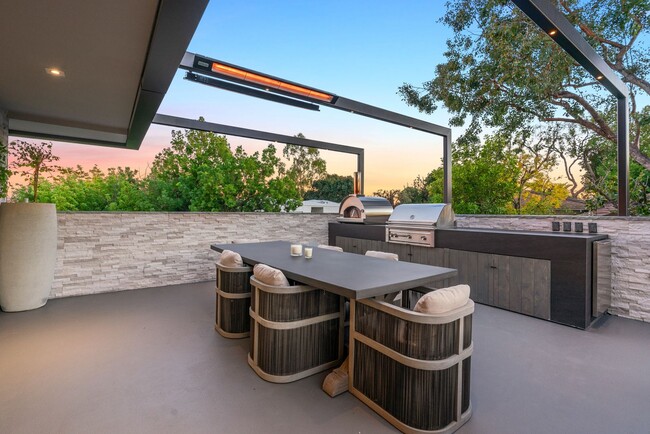 Building Photo - Prestigious Hollywood Hills Home for Rent