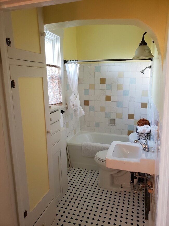 Building Photo - 1428 W Dean Ave