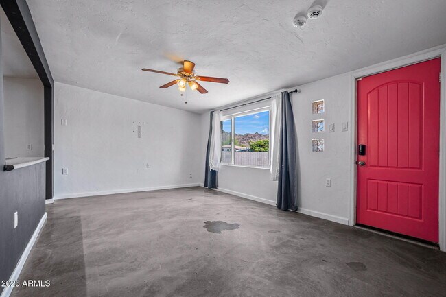 Building Photo - 1120 E Mission Ln