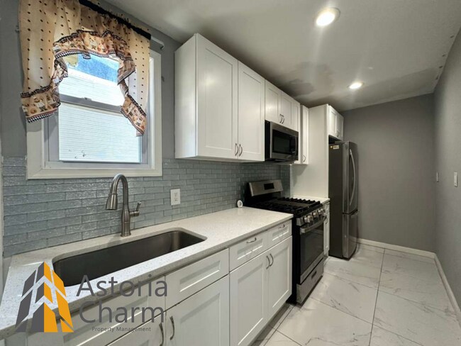 Building Photo - 3004 Clifton Ave