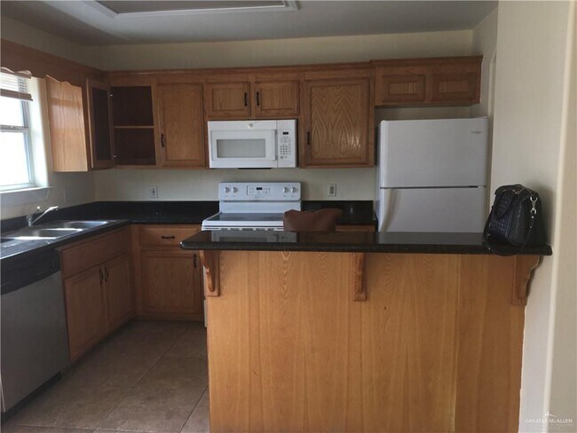 Building Photo - 17 Parkplace Ave