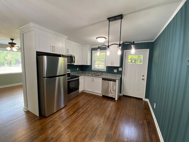 Building Photo - Adorable and Updated 3BR, 2BA Brick Ranch in the heart of Martinez!