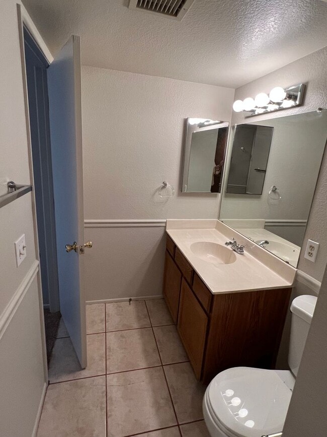 Building Photo - Chandler Townhouse 2 Bed & 1.5 Bath - 2 Story w/New Carpeting Full Size Washer/Dryer