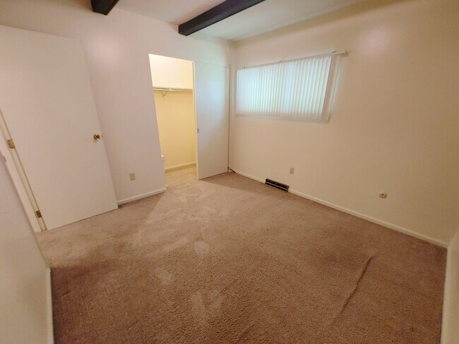 Building Photo - $1,200 - 2 Bed/1 Bath Private area near the Oval