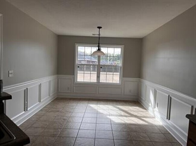 Building Photo - 4 bedroom beautiful home available August 14!!