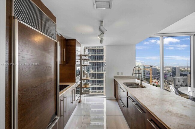 Building Photo - 475 Brickell Ave
