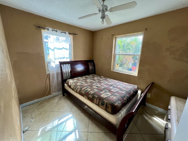 Building Photo - Spacious Bedroom Shared Living Space – Com...