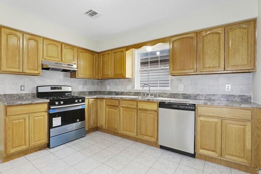 Building Photo - 276 Oraton St