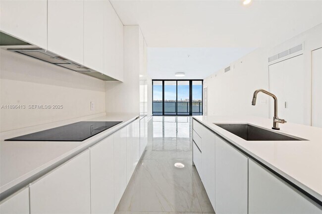 Building Photo - 700 NE 24th St