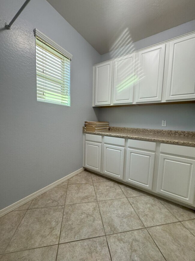 Building Photo - COMING SOON! LYONS GATE 5 BDRM + LOFT W CO...