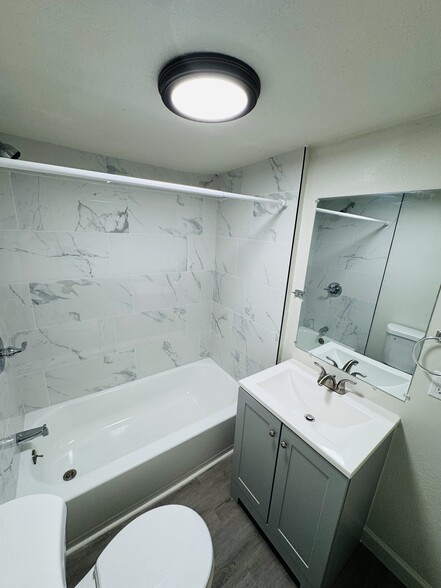 Guest bath - 7635 Pickett St