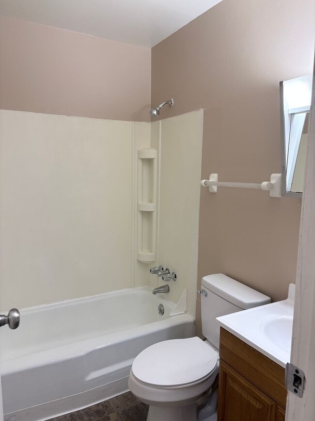 Building Photo - Large 2 bedroom apartment with washer/drye...