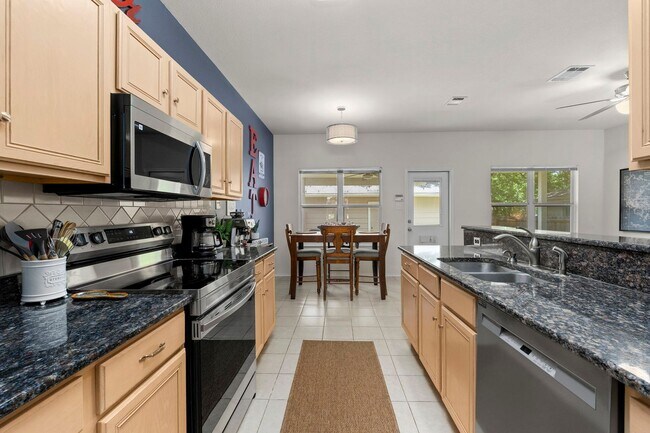 Building Photo - Stylish Townhome Living in Oak Creek