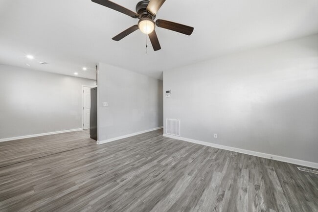 Building Photo - 613 Normandy St