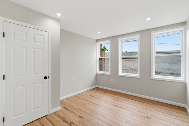 Building Photo - 2427 Ashland Ave