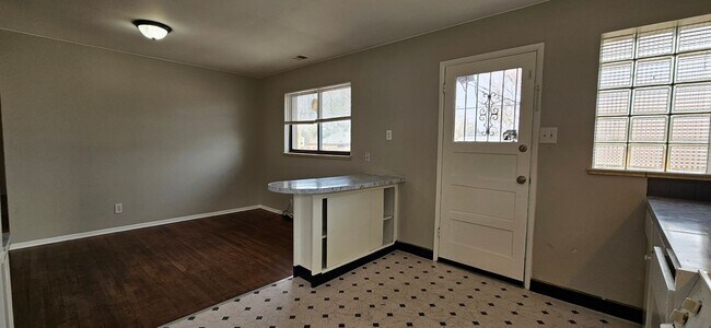 Building Photo - 1134-1138 N Akron St