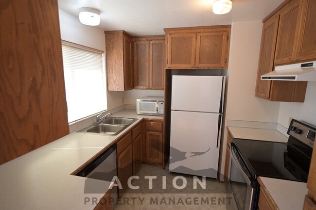 Building Photo - 2 bed, 2 bath, 1 car garage- water, sewer,...