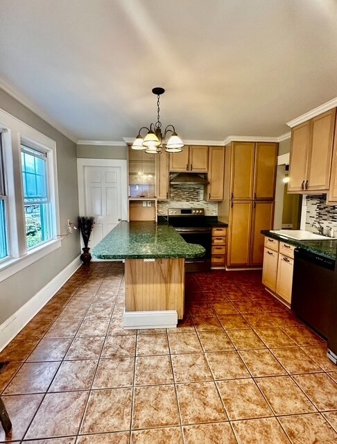 Building Photo - 2 Oak St